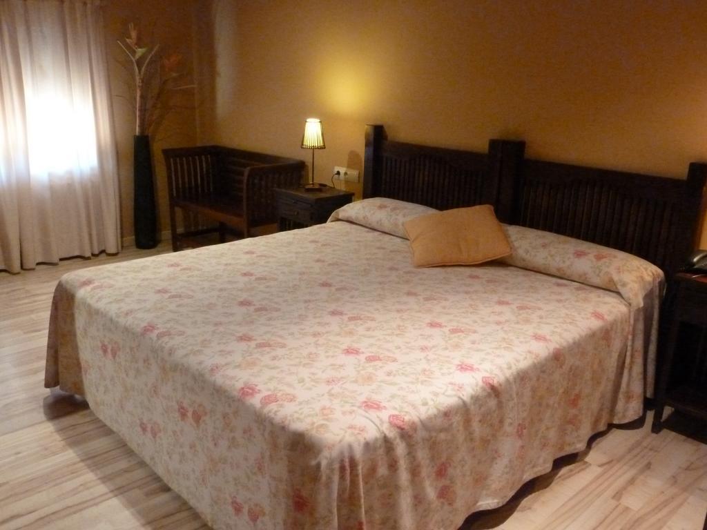 Hotel H Con Encanto Binéfar Quarto foto