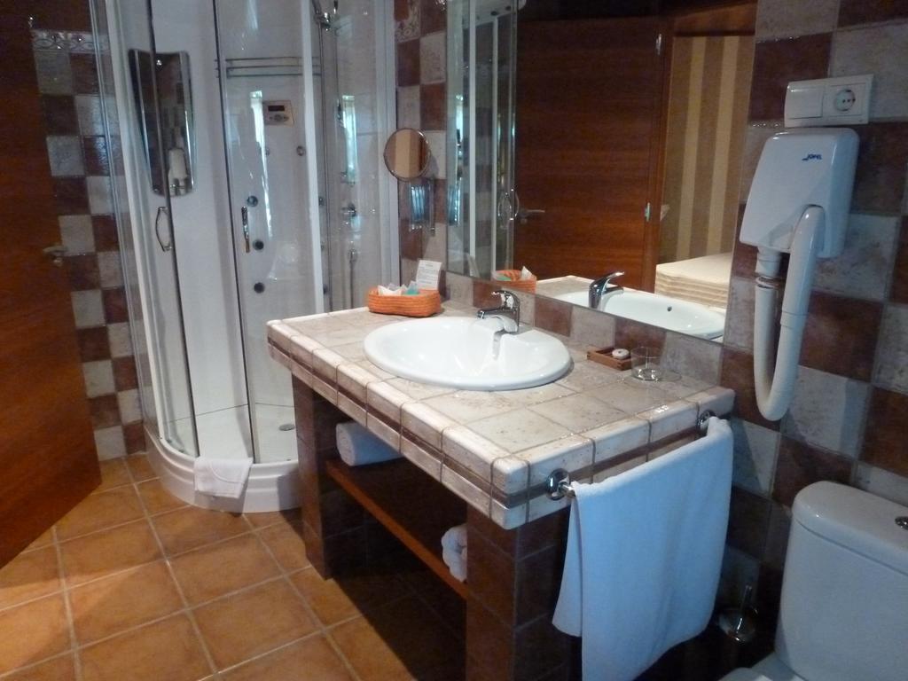 Hotel H Con Encanto Binéfar Quarto foto