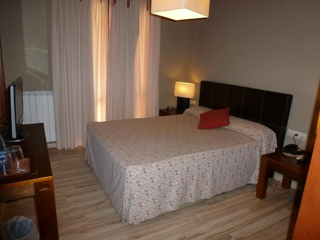 Hotel H Con Encanto Binéfar Quarto foto