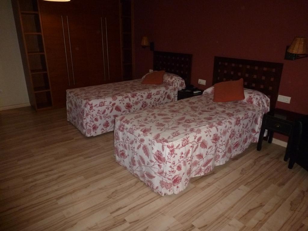 Hotel H Con Encanto Binéfar Quarto foto